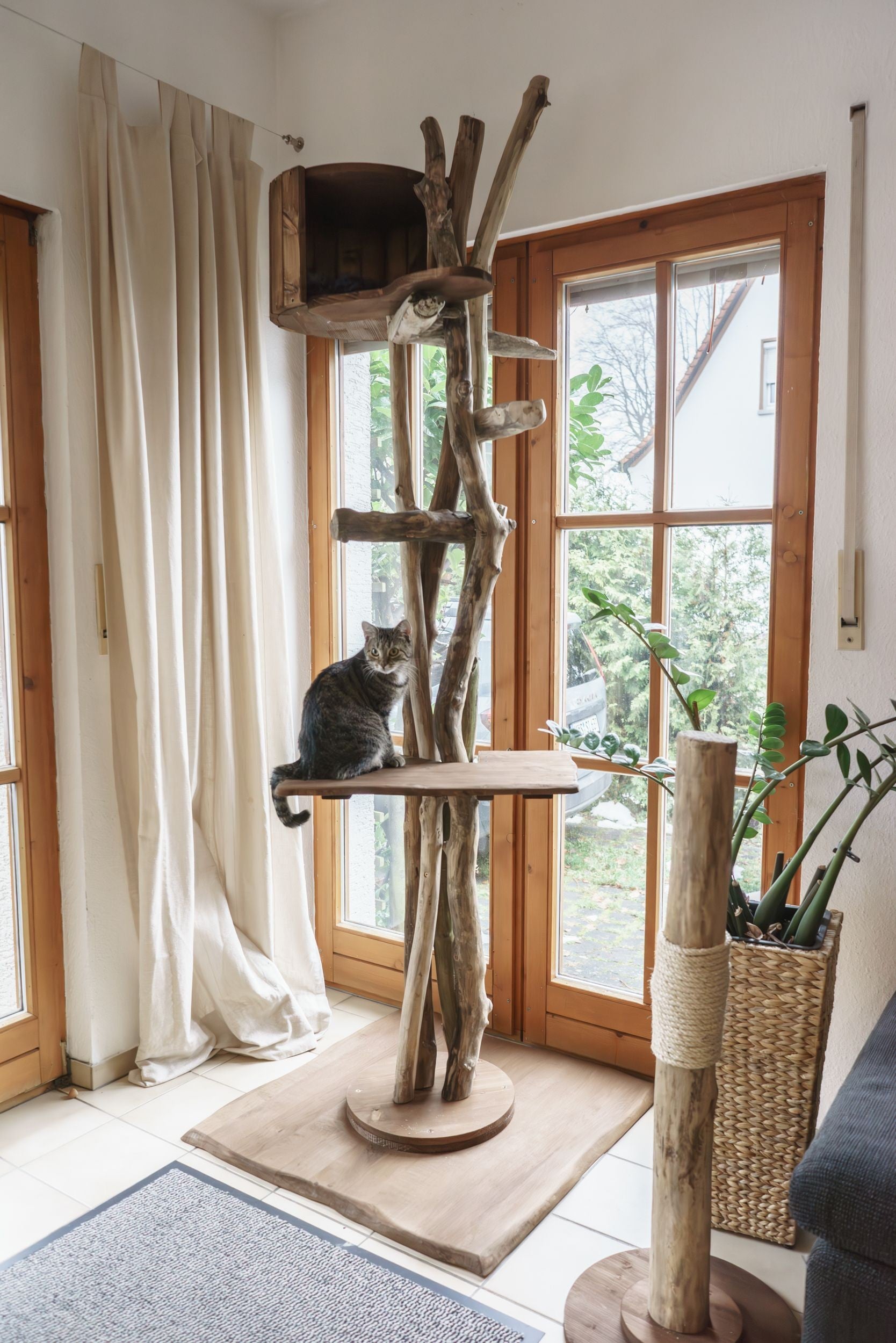Handgefertigter Kratzbaum Kletterbaum aus Massivholz – TOMCAT High Tower Katzenmöbel